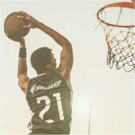 Basketteur qui met un panier