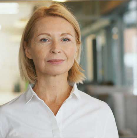 Femme blonde cheffe d'entreprise