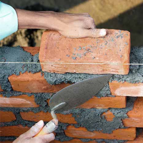 Construction d'un mur en brique